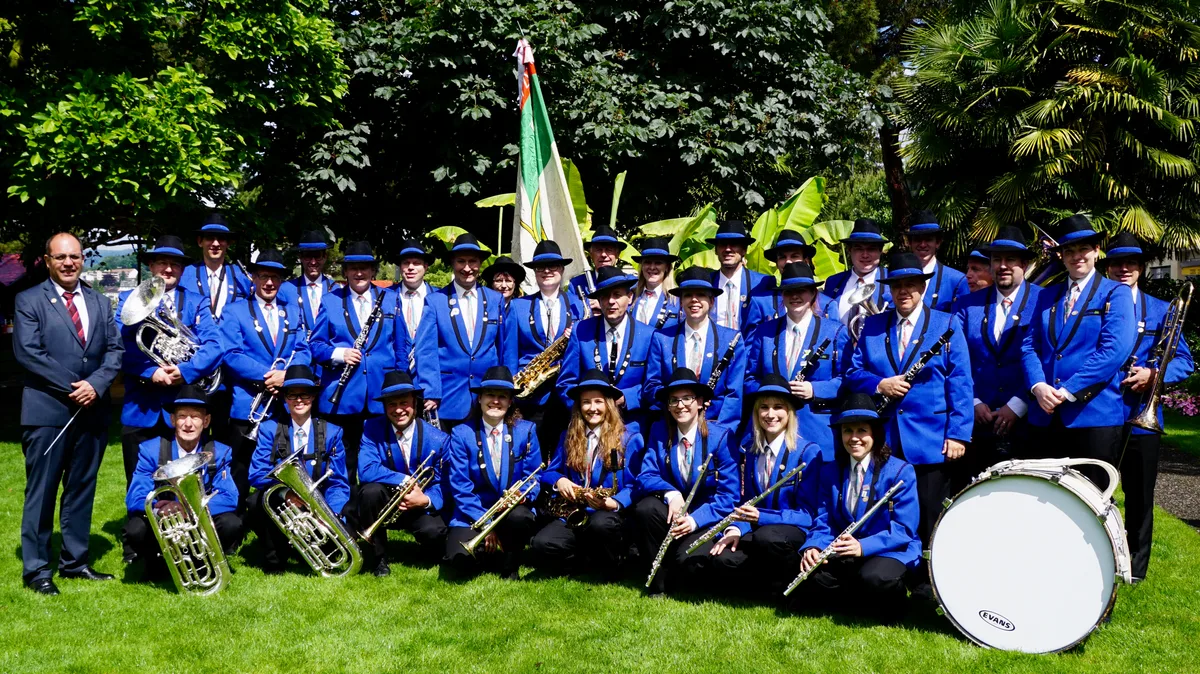 Eine Musikgesellschaft in blauen Uniformen.
